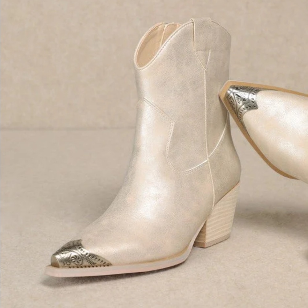 Mi.iM Women's Beige Western Ankle Boots size 8 metal toe accent chunky heel